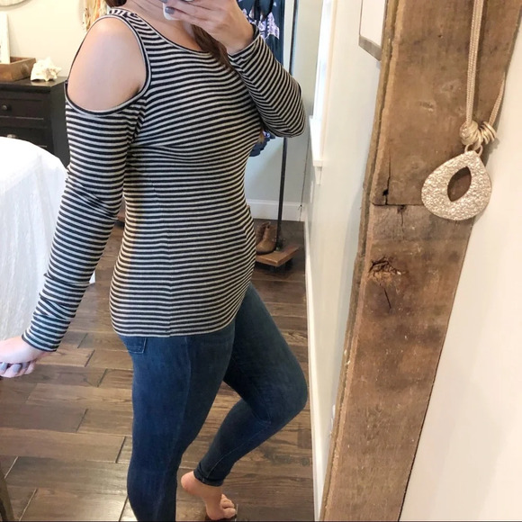 Philosophy medium striped cold shoulder blouse - Picture 2 of 4